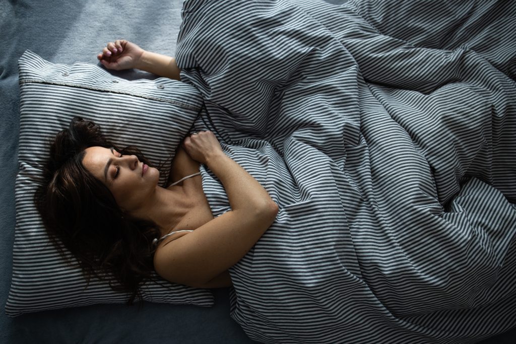 Junge Frau in ihrem Bett, die schläft