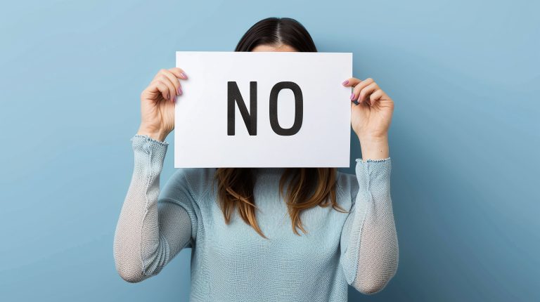 Mädchen hält ein Schild mit der Aufschrift „Nein“.